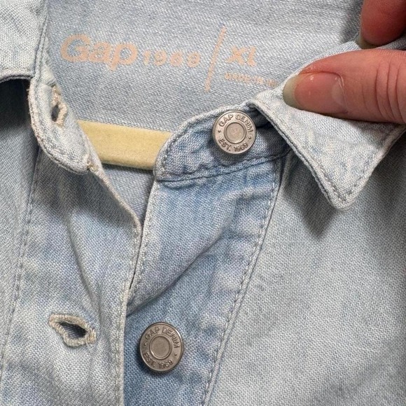 GAP Chambray Short Sleeve Collared Shirt Women's Large Light Wash Denim - Picture 5 of 6